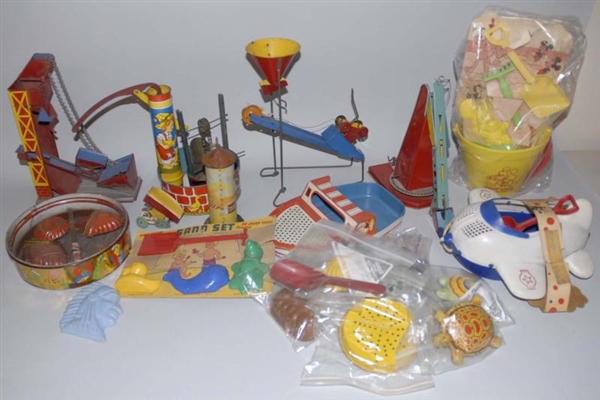 LOT OF ASSORTED METAL & PLASTIC SAND TOYS.        