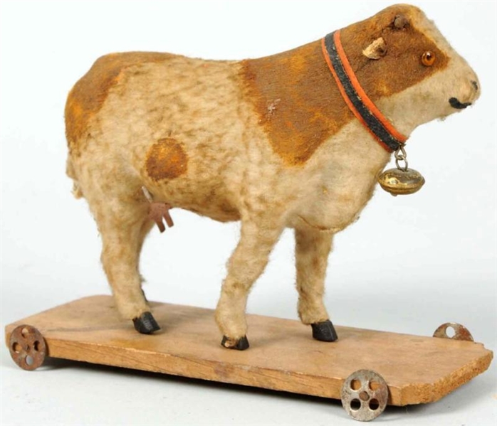 SMALL COW PULL TOY WITH BELL COLLAR.              