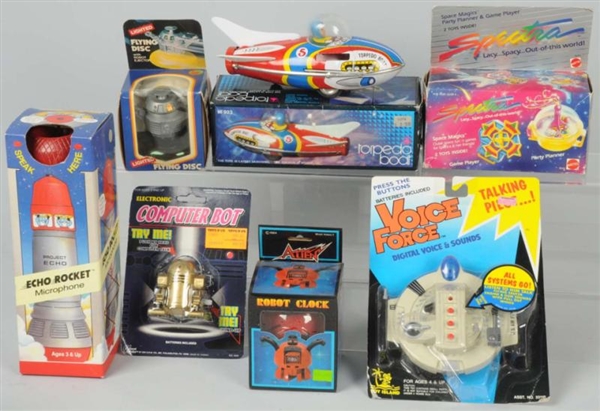 LOT OF 7: SPACE & ROBOT RELATED TOY ITEMS.        