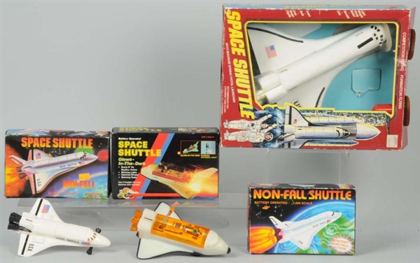 LOT OF 4: SPACE SHUTTLE RELATED TOYS.             