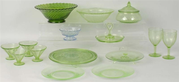 LOT OF 15: DEPRESSION GLASS PIECES.               