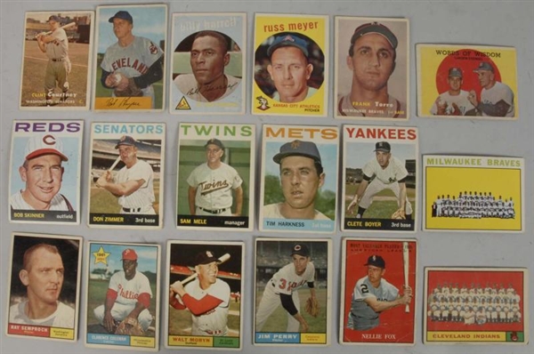 LARGE LOT OF 1950S-60S TOPPS BASEBALL CARDS.      
