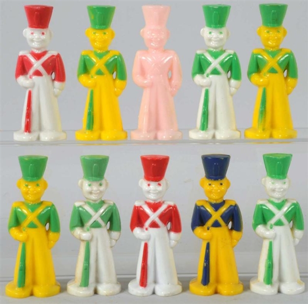 LOT OF 10: PLASTIC SOLDIERS.                      