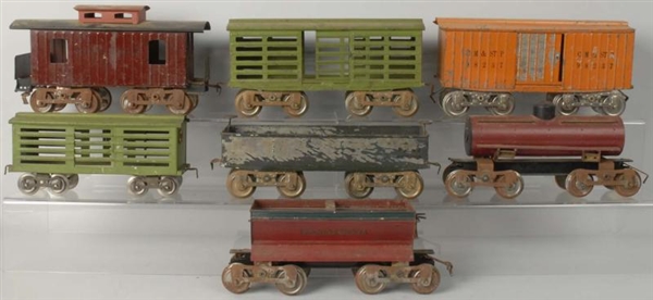 LOT OF 7: LIONEL 10 & 100 SERIES FREIGHT CARS.    