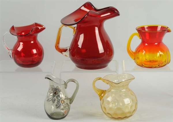 LOT OF 5: COLORED ART GLASS PITCHERS.             