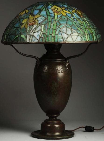 TIFFANY DAFFODIL LEADED GLASS LAMP.               