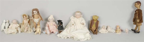 LOT OF ASSORTED ANTIQUE & COLLECTIBLE DOLLS.      