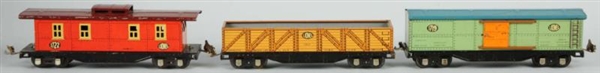 LOT OF 3: LIONEL O-GAUGE FREIGHT TRAIN CARS.      