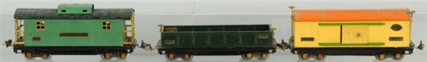 LOT OF 3: LIONEL O-GAUGE 800 SERIES FREIGHT CARS. 