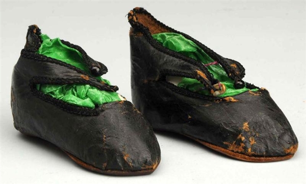ANTIQUE FRENCH DOLL SHOES.                        