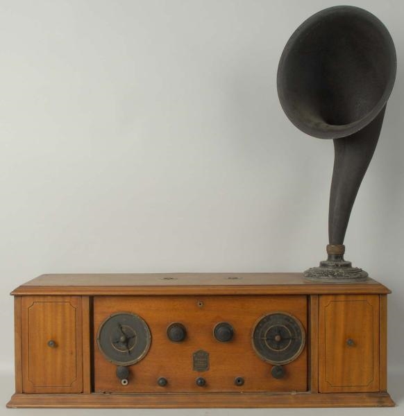 EARLY WOODEN RADIO WITH OUTSIDE HORN.             