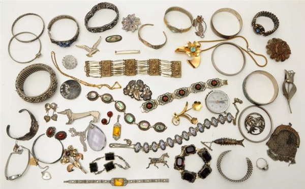 LARGE LOT OF ASSORTED VINTAGE JEWELRY PIECES.     