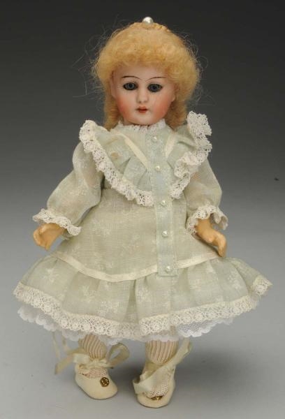 CUTE S&H CHILD DOLL.                              