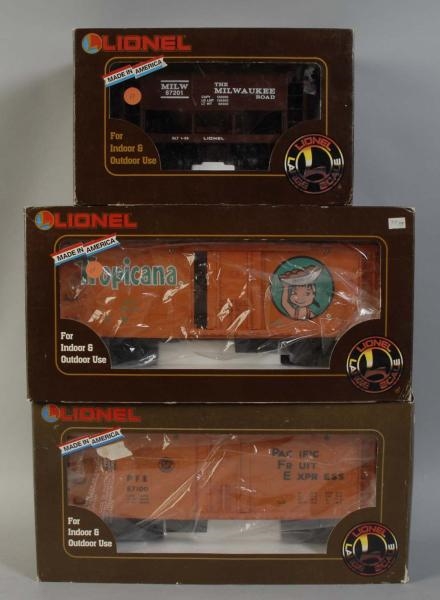 LOT OF 3: LIONEL FREIGHT TRAIN CARS.              