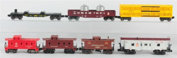 LOT OF 7: LIONEL TRAIN CARS WITH 2 BOXES.         