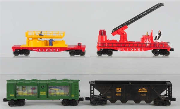 LOT OF 4: LIONEL FREIGHT CARS.                    