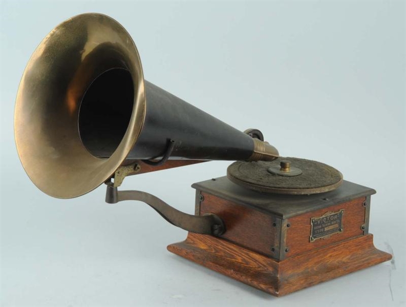 SMALL VICTOR TALKING MACHINE WITH HORN.           