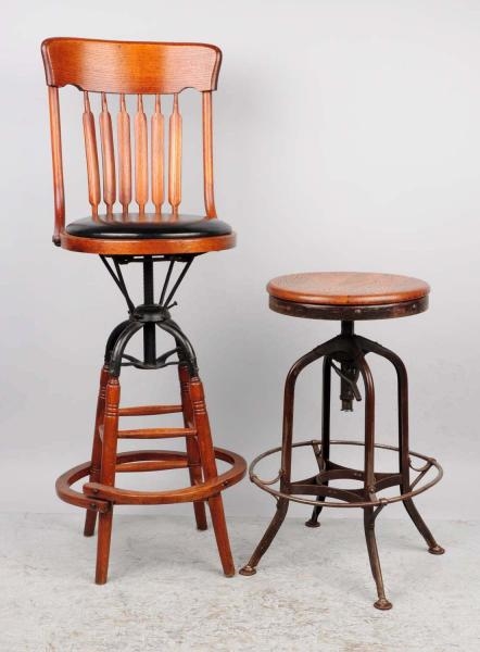 GREAT PAIR OF COUNTER HEIGHT STOOLS.              