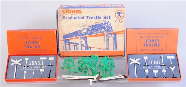 ASSORTMENT OF LIONEL ACCESSORIES.                 