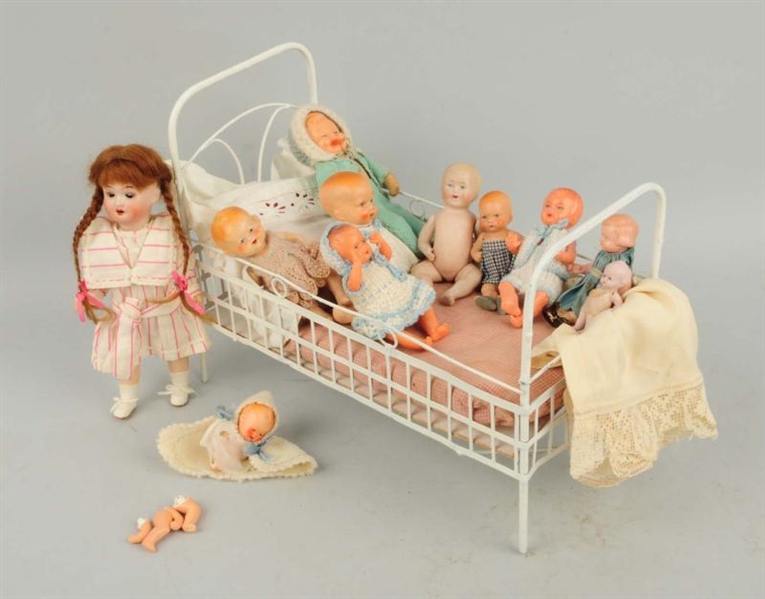 LOT OF 11: VINTAGE DOLLS WITH BED.                