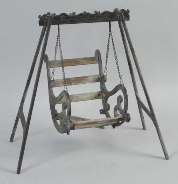 CAST IRON SWING WITH WOODEN SLATS.                