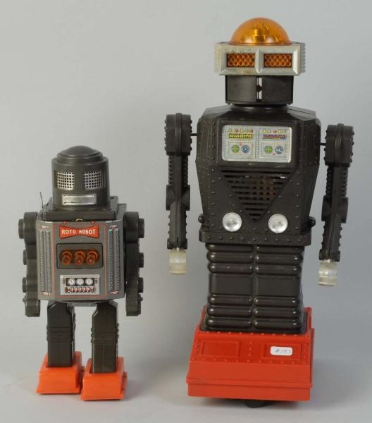 LOT OF 2: JAPANESE BATTERY OPERATED ROBOTS.       