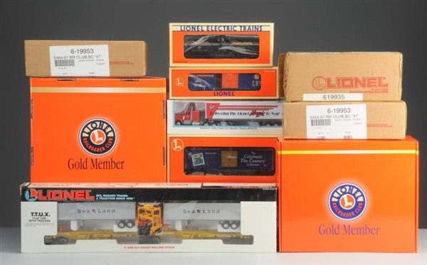 LARGE LOT OF LIONEL TRAINS IN BOXES.              