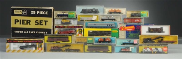 LARGE LOT OF ASSORTED TRAINS & TRACKS.            