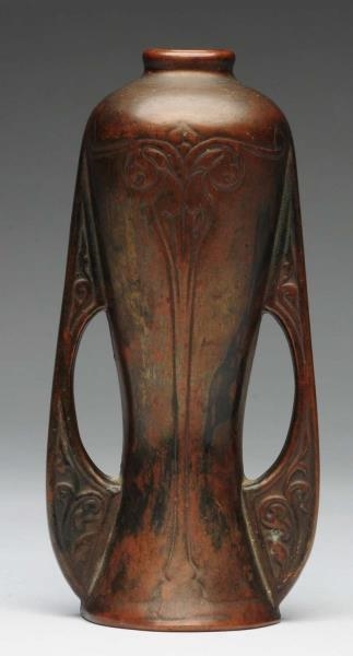CLEWELL POTTERY DOUBLE HANDLED VASE.              