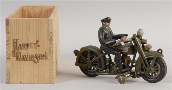 CAST IRON HARLEY DAVIDSON MOTORCYCLE IN BOX.      