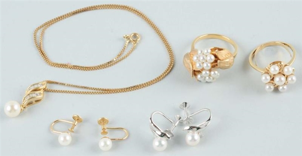 LOT OF 5: GOLD & PEARL JEWELRY PIECES.            