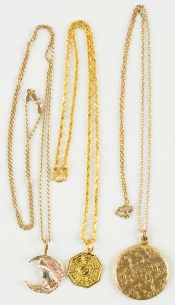 LOT OF 3: GOLD NECKLACES.                         