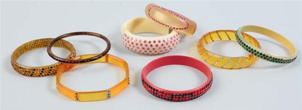 LOT OF 8: CELLULOID & LUCITE JEWELRY.             