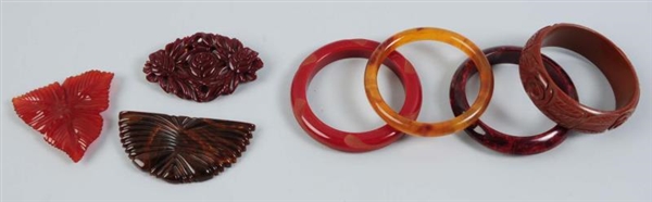 LOT OF 7: BAKELITE BROOCHES AND BRACELETS.        