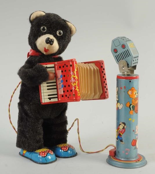 JAPANESE TIN BATT. OP. BEAR PLAYING ACCORDION TOY 