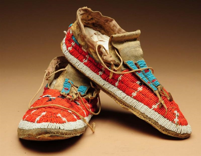 PAIR OF 1930S-40S SIOUX INDIAN MOCCASINS          