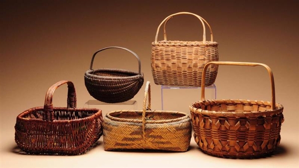 LOT OF 5: NATIVE AMERICAN BASKETS.                