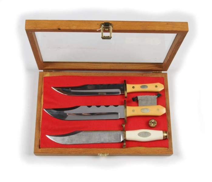 LOT OF THREE: KNIVES IN CASE.                     