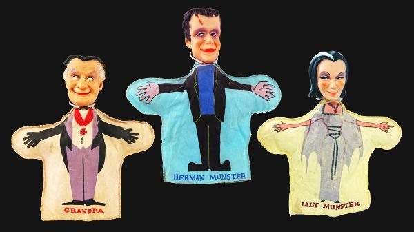 THE MUNSTERS HAND PUPPETS SET.                    