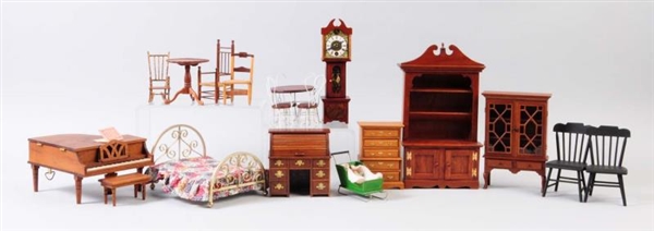 LOT OF ASSORTED DOLLHOUSE FURNITURE.              