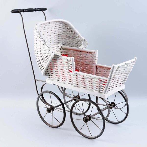 VINTAGE WHITE WICKER DOLL CARRIAGE.               