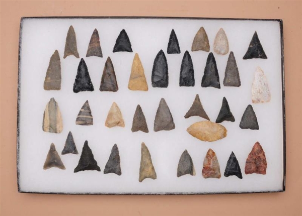 LOT OF 34: AUTHENTIC TRIANGULAR POINTS.           