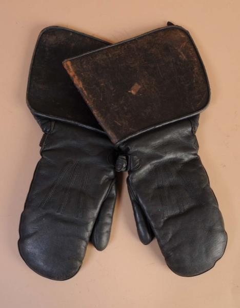 PAIR OF LEATHER GRANATE DRIVING MITTS.            