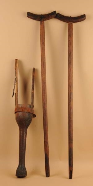 19TH CENTURY WOODEN LEG WITH CRUTCHES.            