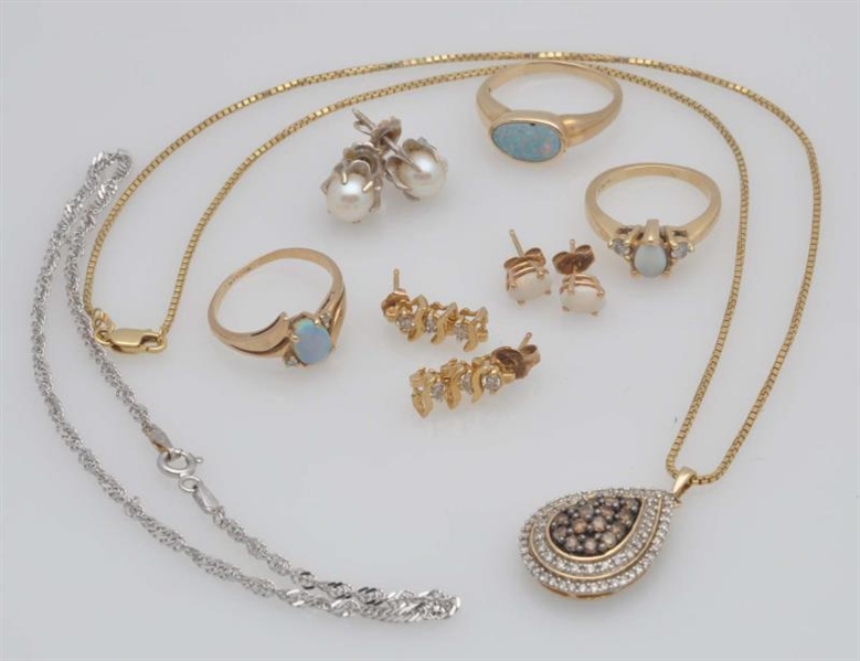 LOT OF MOSTLY 14K GOLD JEWELRY PIECES.            