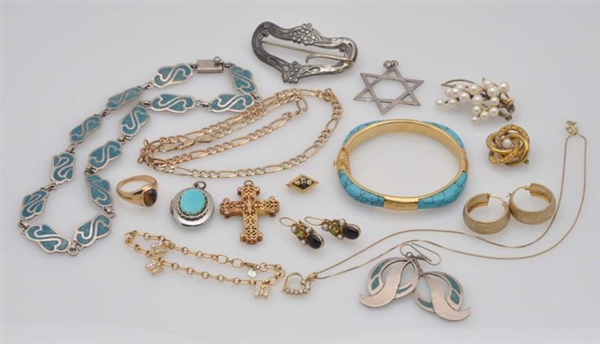 LOT OF 19: JEWELRY PIECES.                        