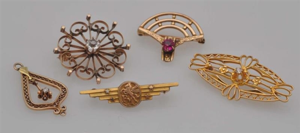LOT OF 5: VINTAGE GOLD JEWELRY PIECES.            