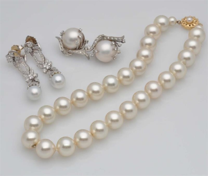 LOT OF 3: PEARL EARRING JEWELRY PIECES.           