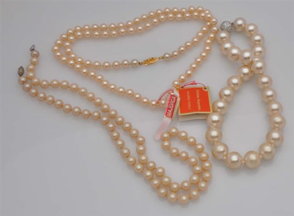 LOT OF 3: PEARL NECKLACES.                        