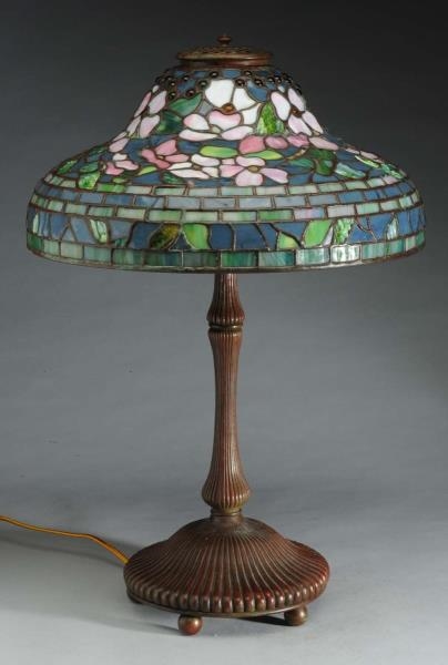REPRODUCTION TIFFANY LAMP: FLORAL PATTERN.        